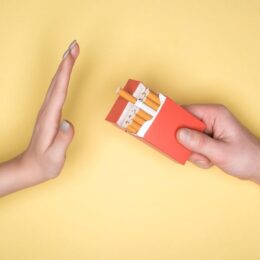Main refusant un paquet de cigarettes, symbole de l'arrêt du tabac et de la lutte contre la dépendance à la nicotine